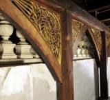 <p>Steunbalken onder het orgel met gotische raamversieringen, 'trafori' genoemd.</p>